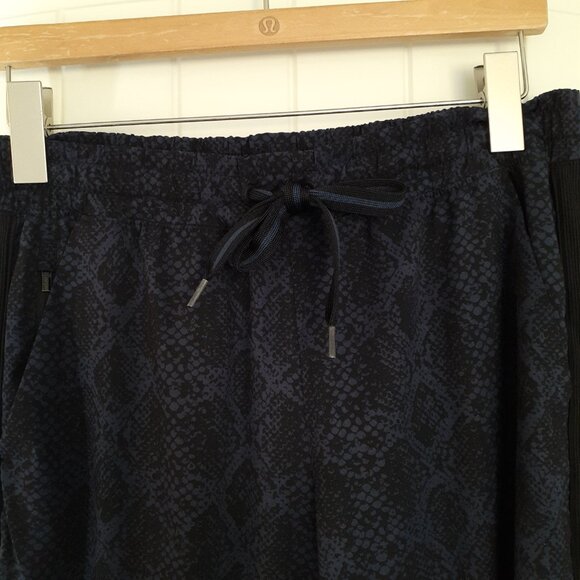 Athleta Brooklyn Jogger Blue Snakeskin Size 8 - Picture 5 of 13